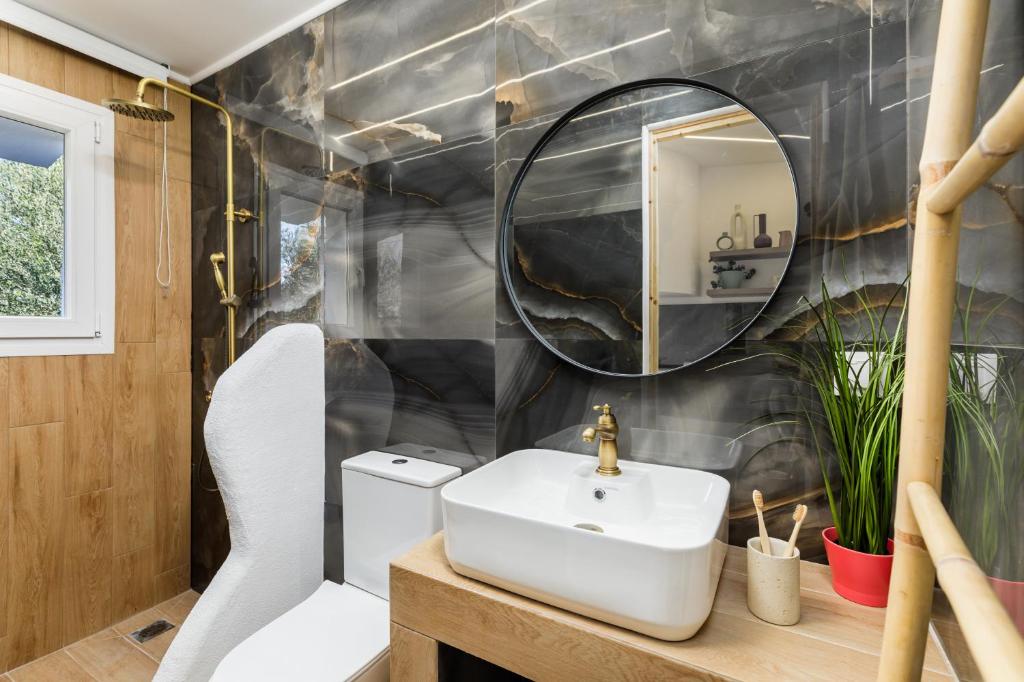 A bathroom at Newly Built All Season Resort