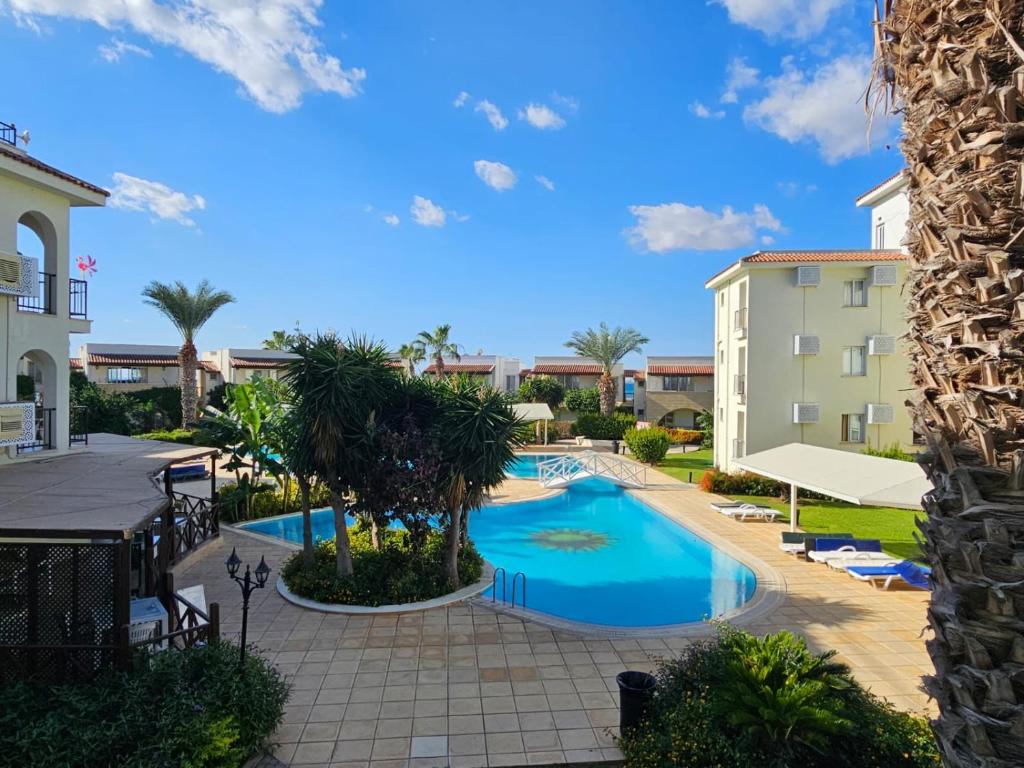 Piscina de la sau aproape de Seaside Two-Bedroom Apartment at Sunrise Beach Resort