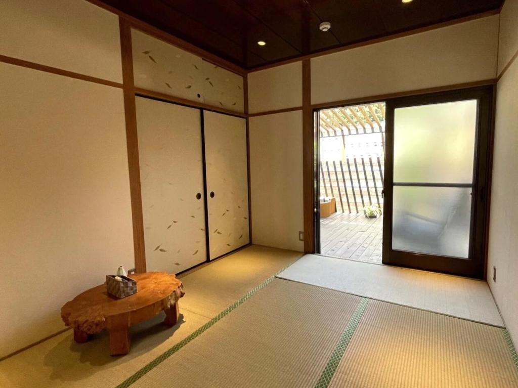 Fotografie z fotogalerie ubytování 南熱海長浜公園近くバーベキュー可能露天風呂付ゲストハウス v destinaci Taga