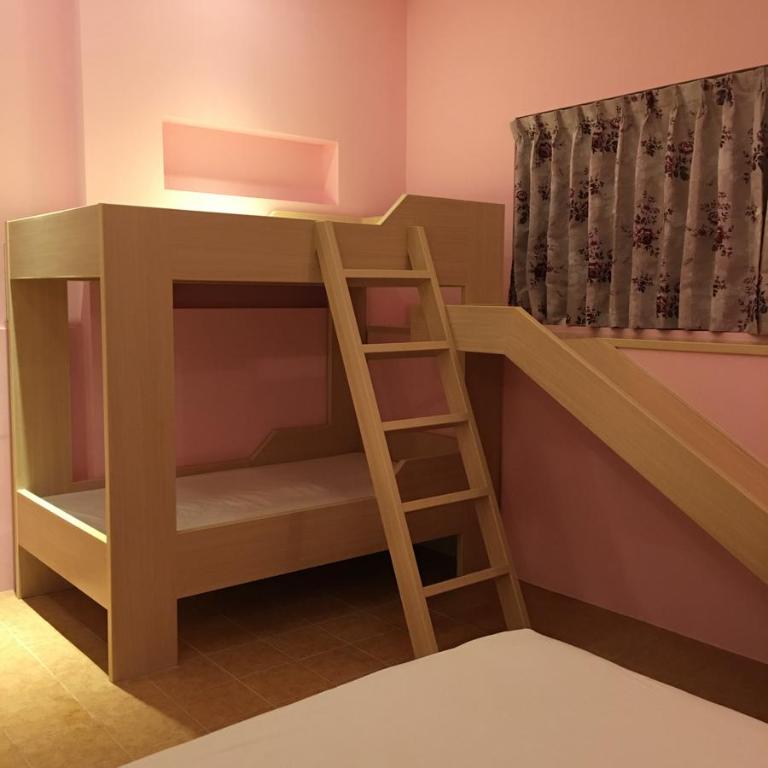 Postel nebo postele na pokoji v ubytování 橘子喵旅宿