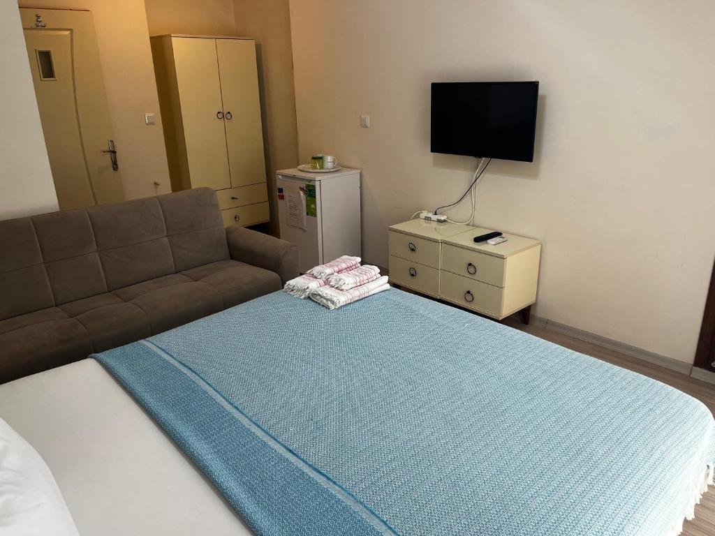 TV a/nebo společenská místnost v ubytování Grand Teoshan Otel ve Tatil Evleri