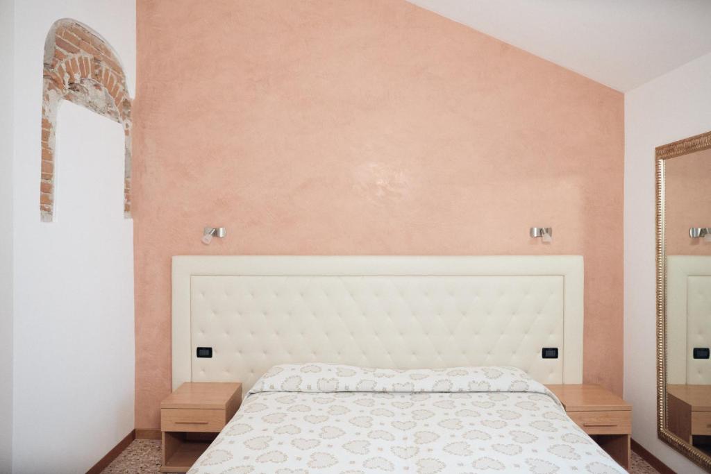 Postel nebo postele na pokoji v ubytování Hotel Roma