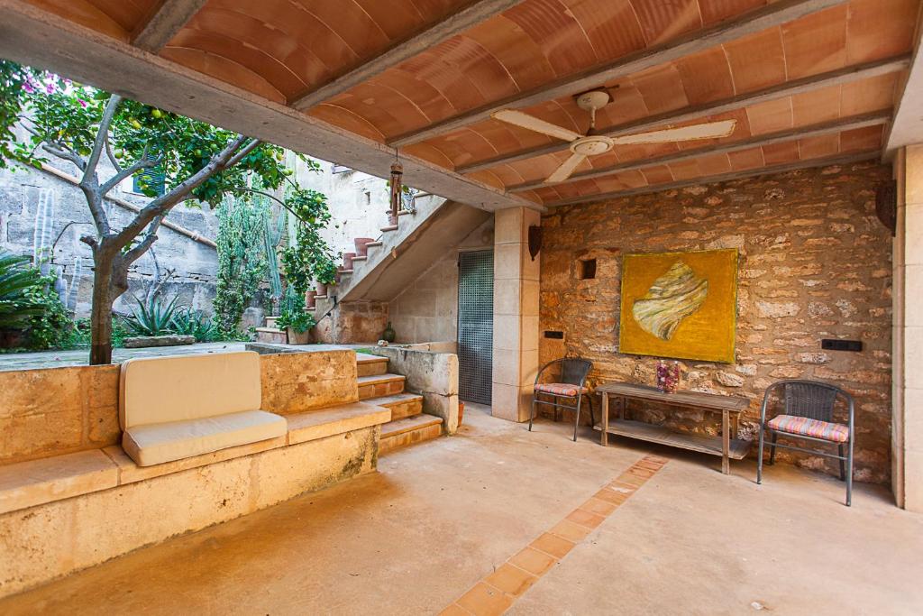 セス・サリネスにあるCASA ANITA 4 paxの屋外パティオ(ソファ、テーブル付)