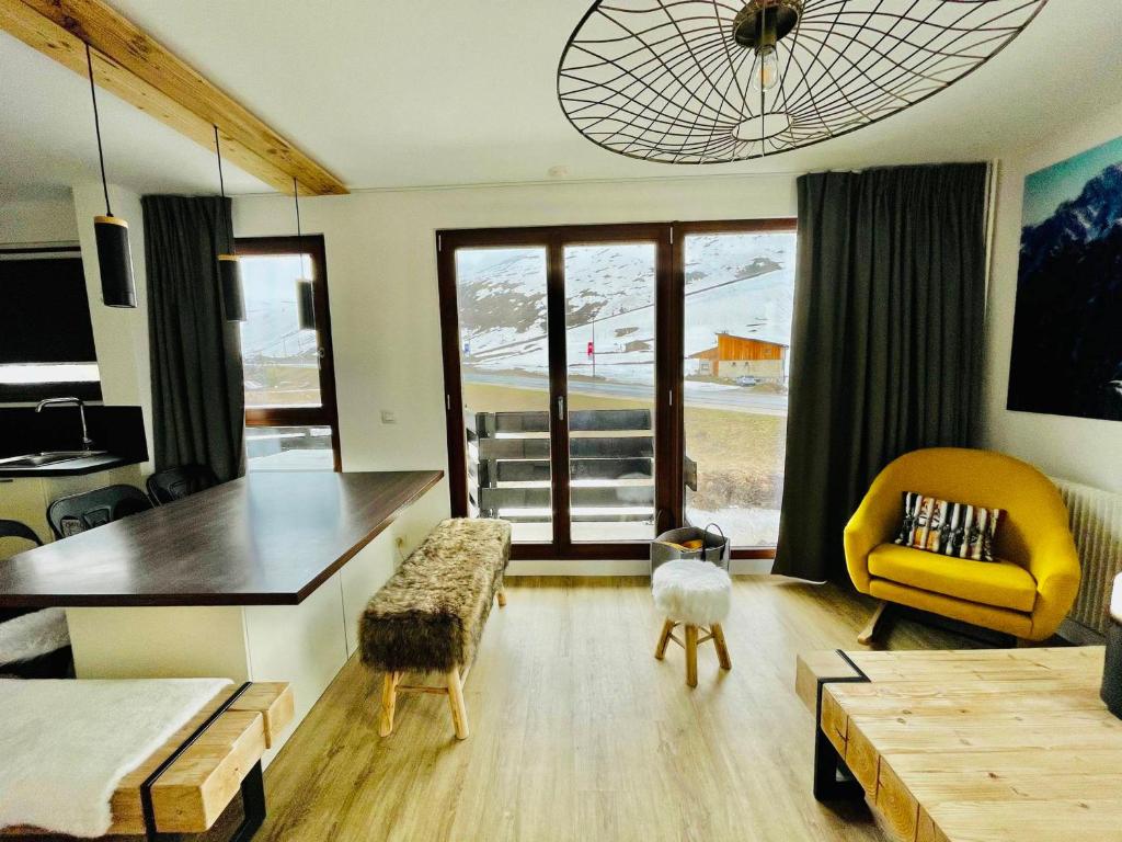 un salon avec une chaise jaune et une table dans l'établissement 3 pièces modernes avec parking et wifi à Tignes - FR-1-641-84, à Tignes