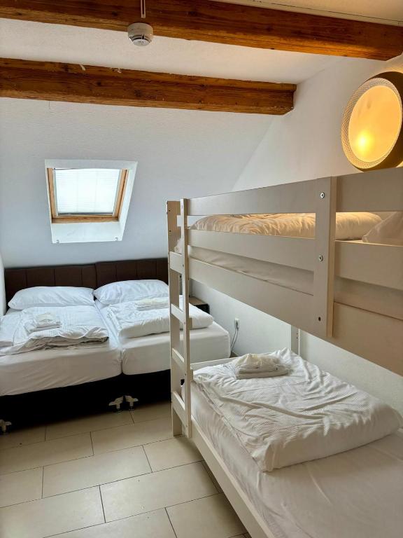 Postel nebo postele na pokoji v ubytování Nani City Hotel