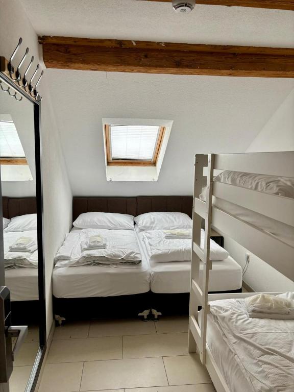 Postel nebo postele na pokoji v ubytování Nani City Hotel