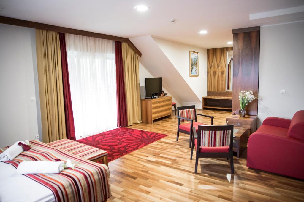 TV a/nebo společenská místnost v ubytování Hotel Mangart