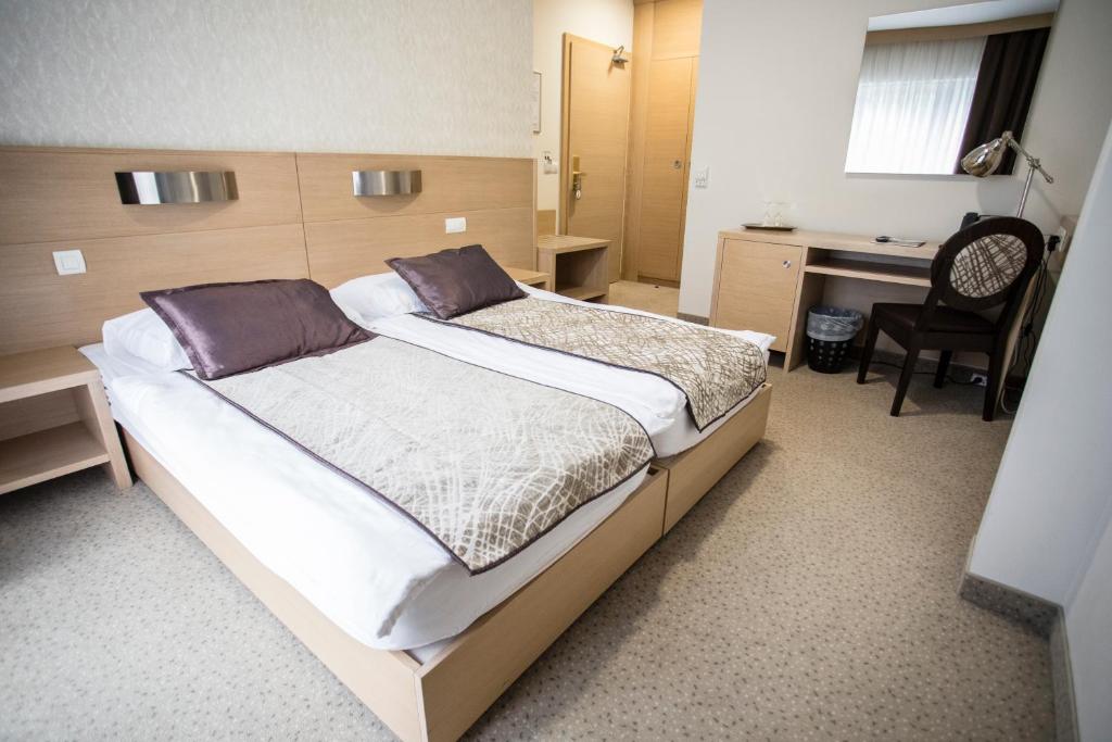 Postel nebo postele na pokoji v ubytování Hotel Mangart