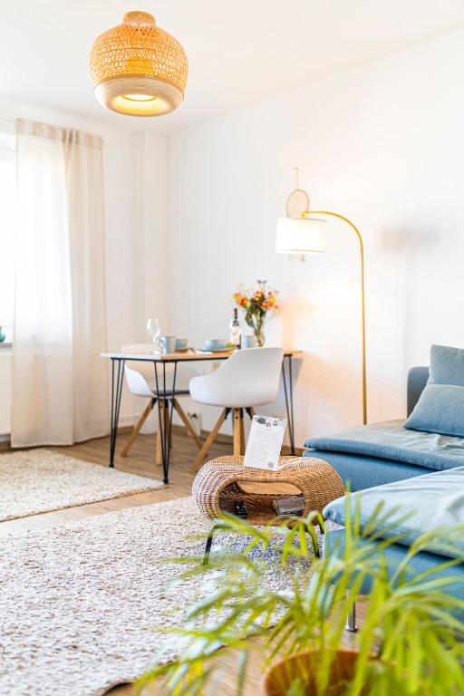 a living room with a couch and a table at Große Wohnung mit Balkon, Waschmaschine und Smart TV in Jena