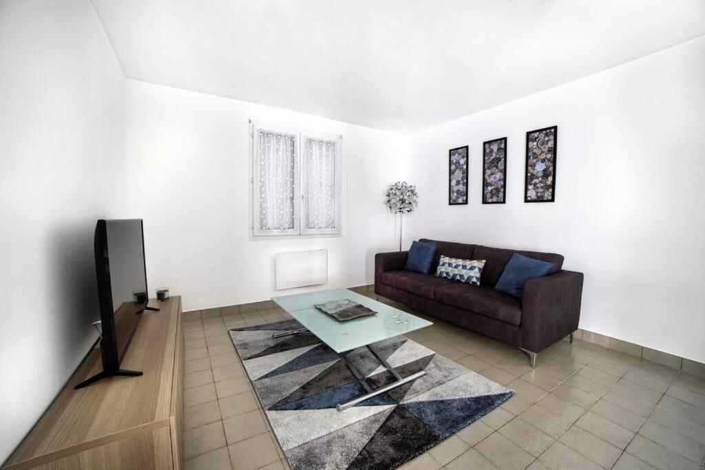 a living room with a couch and a coffee table at PICH Grande maison centre-ville in Thouars
