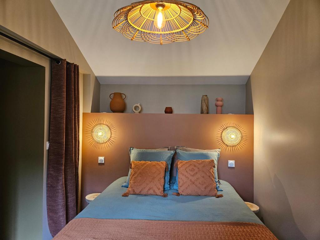 Ένα ή περισσότερα κρεβάτια σε δωμάτιο στο Le Cottage de la Villa des Chouettes