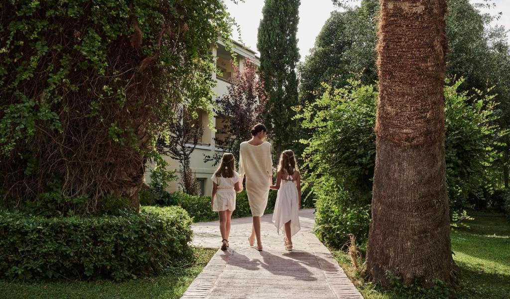 Κήπος έξω από το Alkyon Resort Hotel & Spa