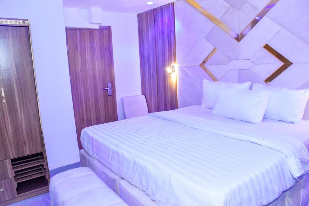Postel nebo postele na pokoji v ubytování Keneuro hotel & suites