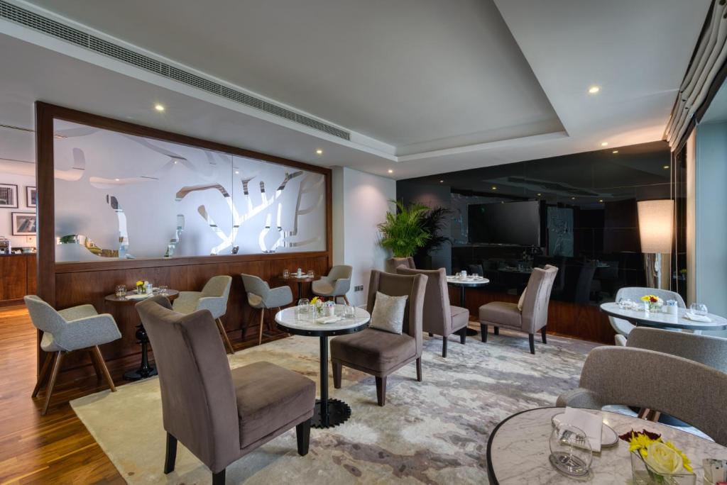 Uma área de estar em The First Collection Dubai Marina