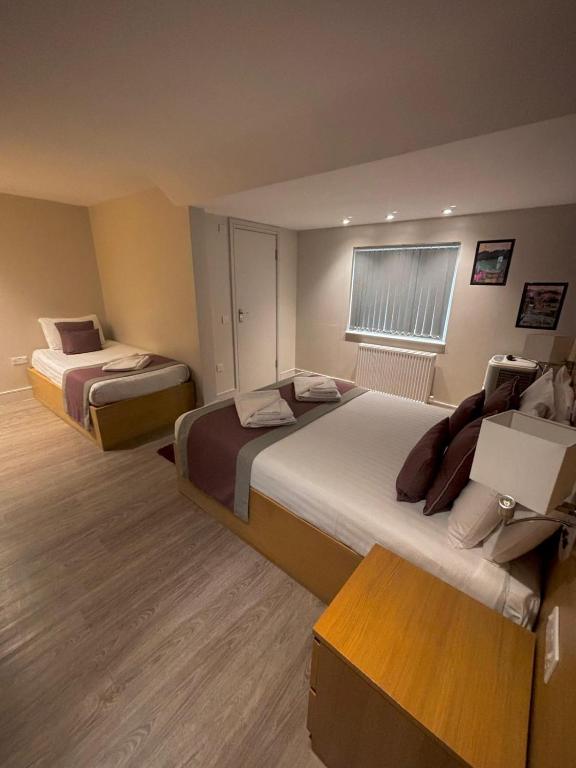 Postel nebo postele na pokoji v ubytování Holtwhites Hotel