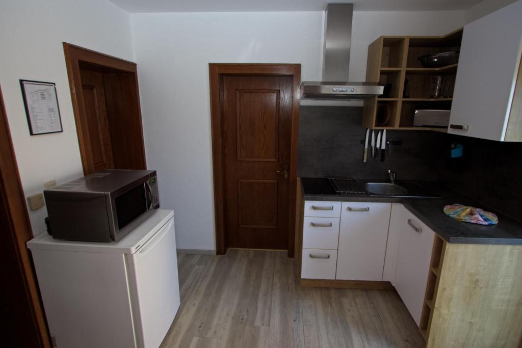 Kuchyň nebo kuchyňský kout v ubytování Appartementhaus Salzmann