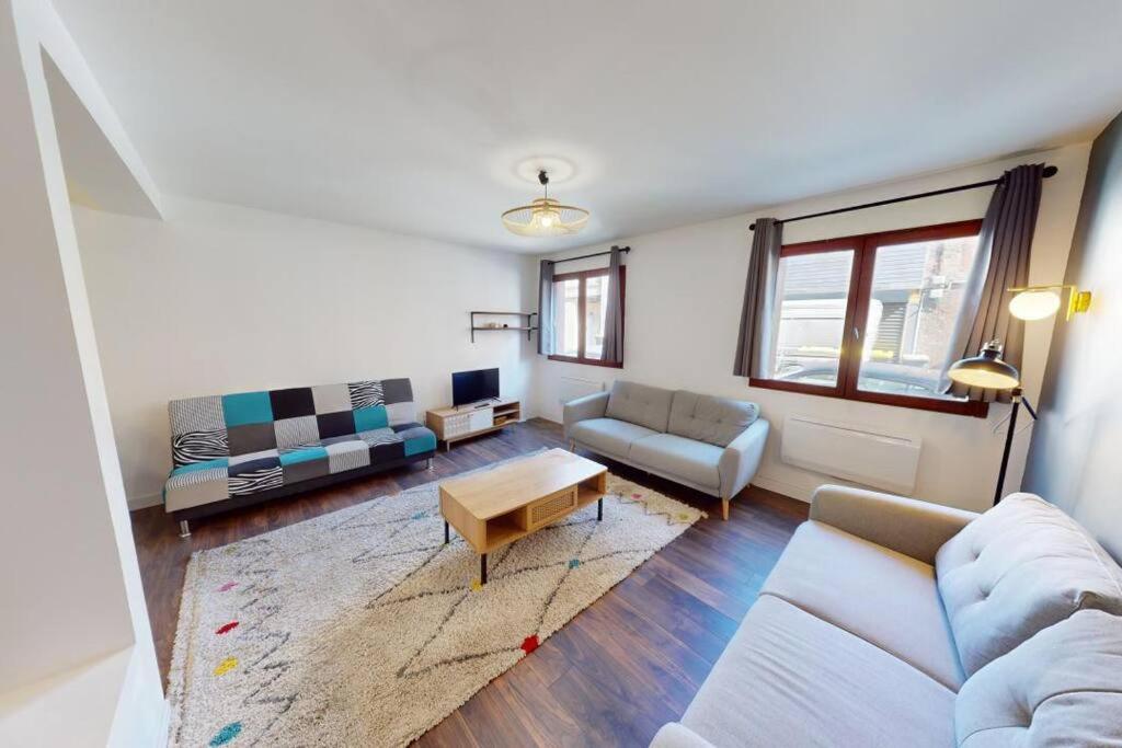 un salon avec un canapé et une table dans l'établissement F5 - Rousseau, au Havre