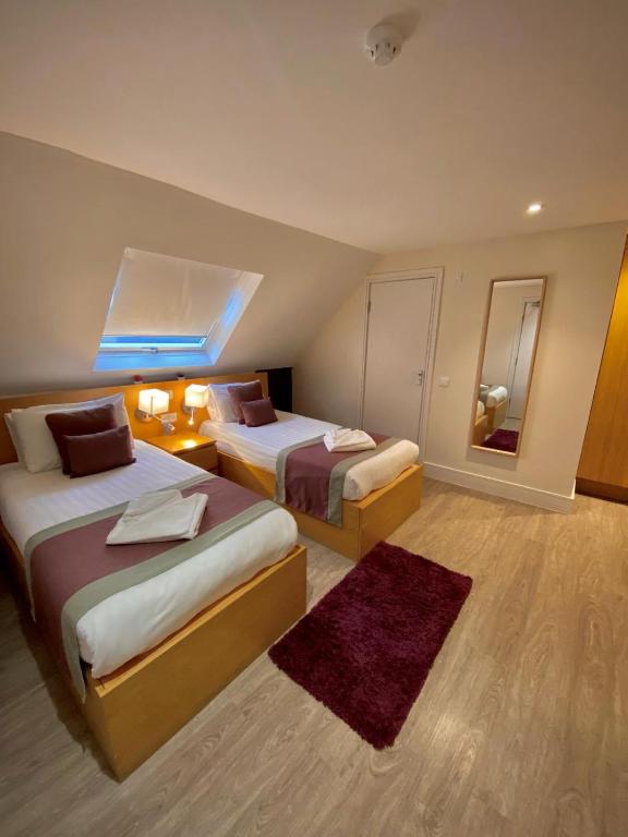 Postel nebo postele na pokoji v ubytování Holtwhites Hotel