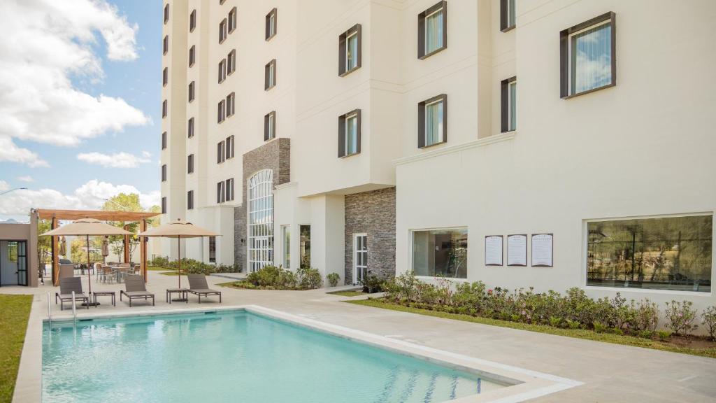 Bazén v ubytování Staybridge Suites - Irapuato by IHG nebo v jeho okolí
