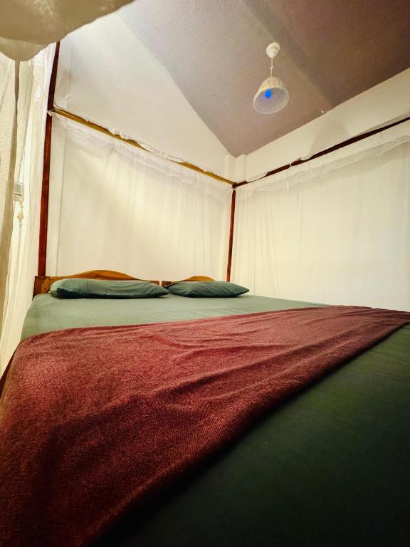 Postel nebo postele na pokoji v ubytování Cozy Sand Beach Hotel