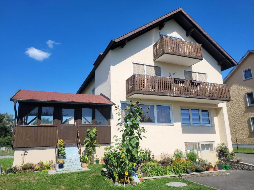a house with a balcony and a yard at Ferienwohnung Macht in Furth im Wald