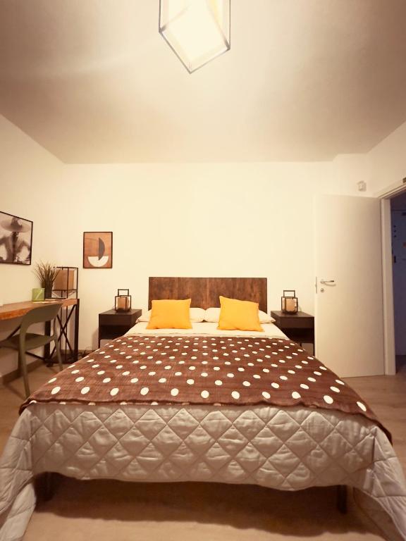 Łóżko lub łóżka w pokoju w obiekcie Smart Silver Apartment Central