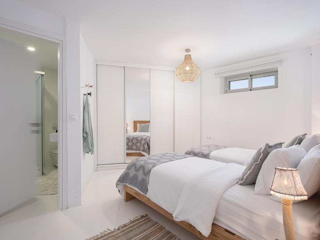 A bed or beds in a room at Villa Kyma