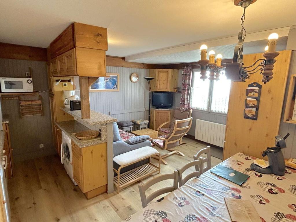 une cuisine et un salon avec une table et une salle à manger dans l'établissement Appartement cosy aux Saisies, 2 pièces alcôve, proche des pistes - 6 pers. - FR-1-594-199, à Hauteluce