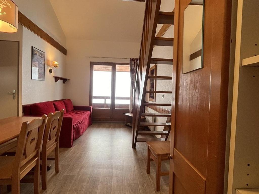 un salon avec un canapé rouge et une table en bois dans l'établissement Appartement 3 pièces avec balcon, 6 pers, au pied des pistes, Plagne Soleil - FR-1-351-186, à La Plagne Tarentaise
