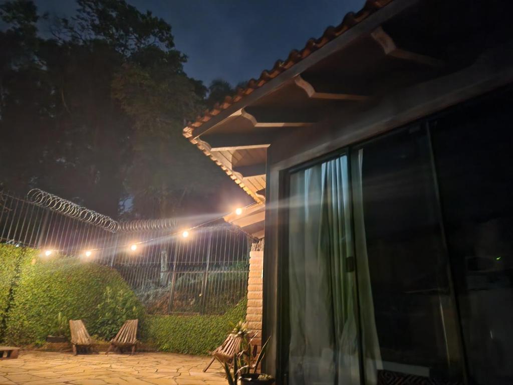 una casa con patio di notte con luci di Canto do Luar a Santa Cruz do Sul