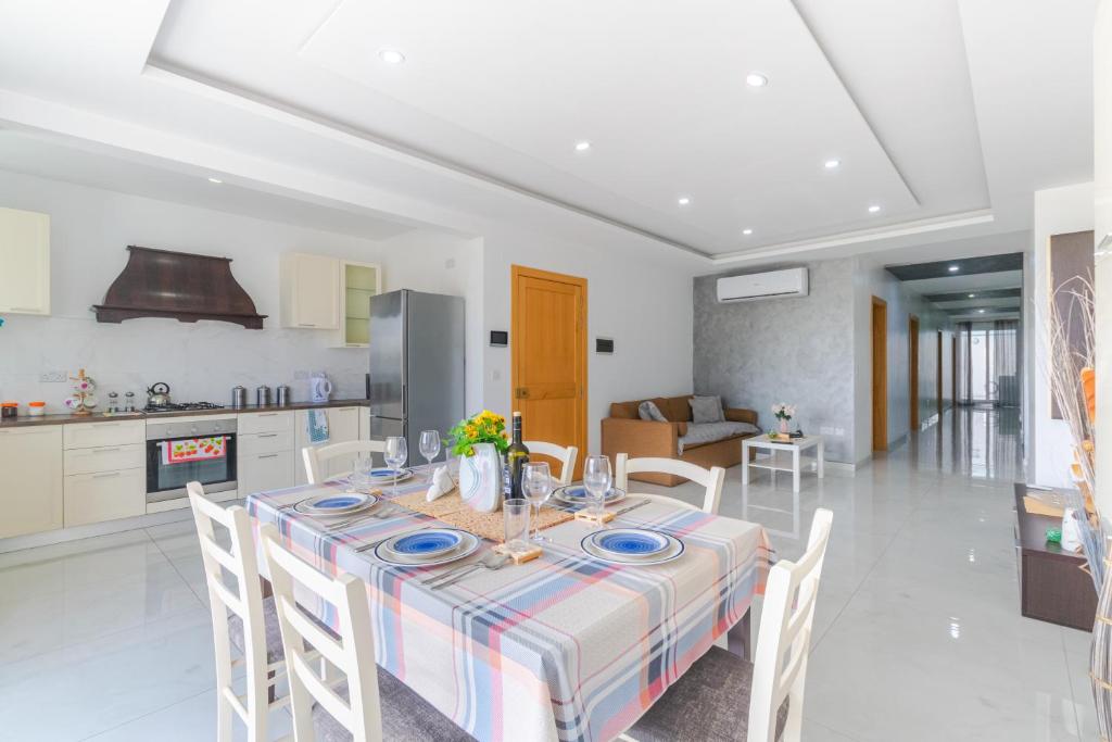 a kitchen and dining room with a table and chairs at New Spacious Apartment 3 Bdr 2 Bth Bugibba in St Paul's Bay