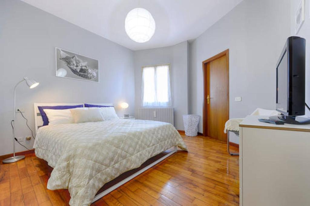 Postel nebo postele na pokoji v ubytování Grazioso studio in centro- WIFI Ascensore Aria Condizionata