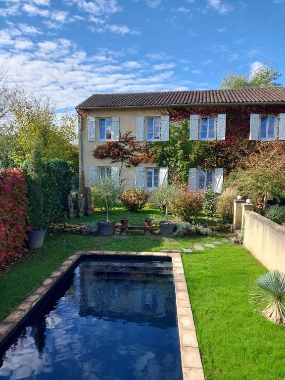 une maison avec une piscine dans la cour dans l'établissement MAISON DE MARQUAY-MAISON D'HOTES, à Marquay