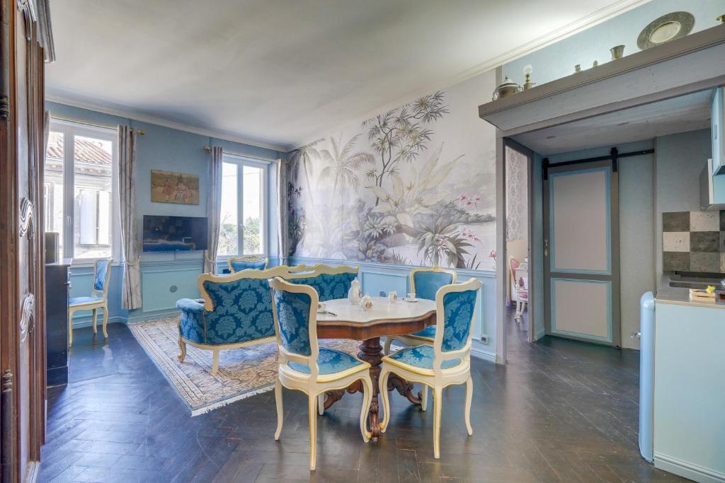 a dining room with a table and chairs at Villa Pauill'Art in Pauillac