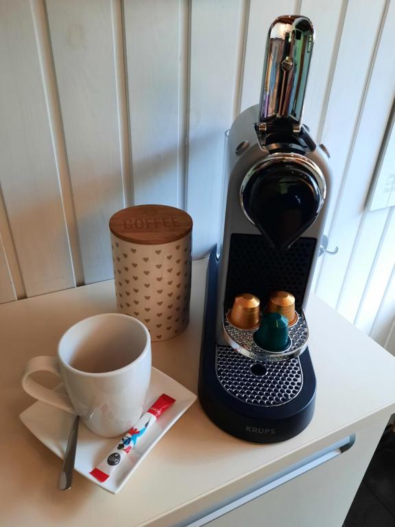 Kaffee-/Teezubehör in der Unterkunft Ferienhaus "Auszeit mit Herz" im Ferienpark Extertal - Kamin, Fass-Sauna, Massagesessel