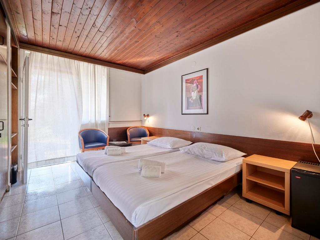 Postel nebo postele na pokoji v ubytování Koversada Rooms