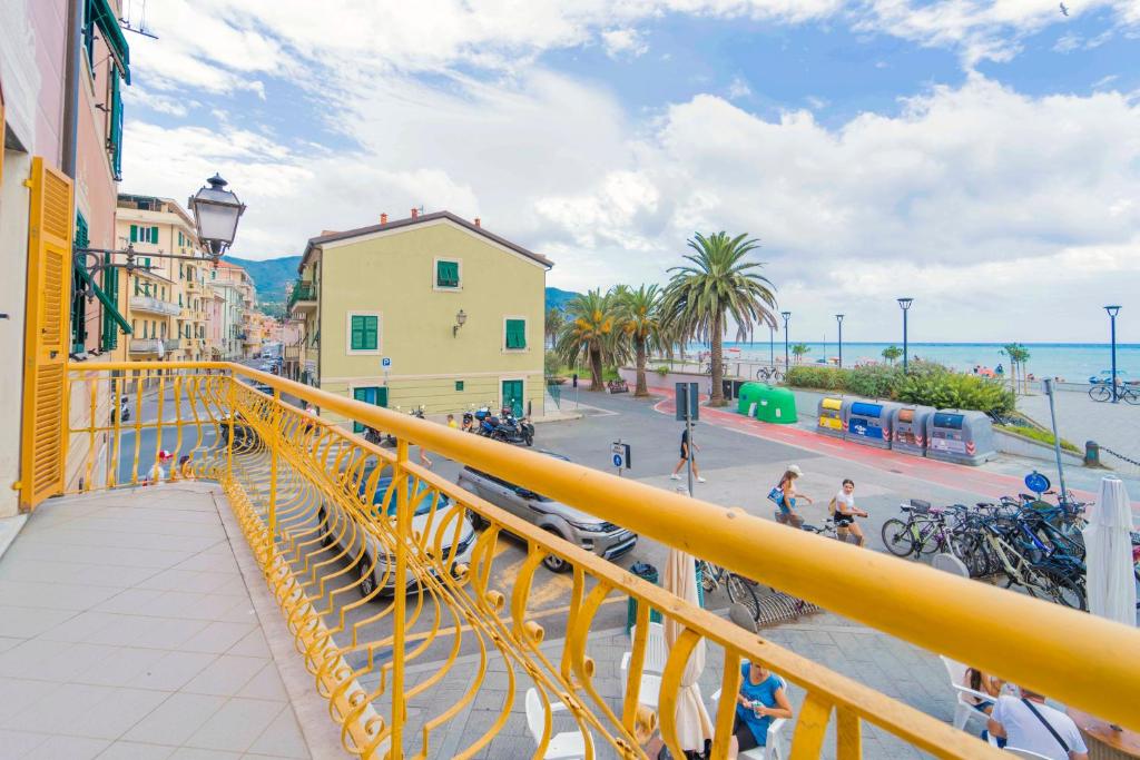 リヴァ・トリゴーゾにある213b - Casa Panorama Marino - A pochi passi dalla spiaggia di Riva, Vista Mare fino a Portofinoの浜辺の通りを架かる黄色い橋