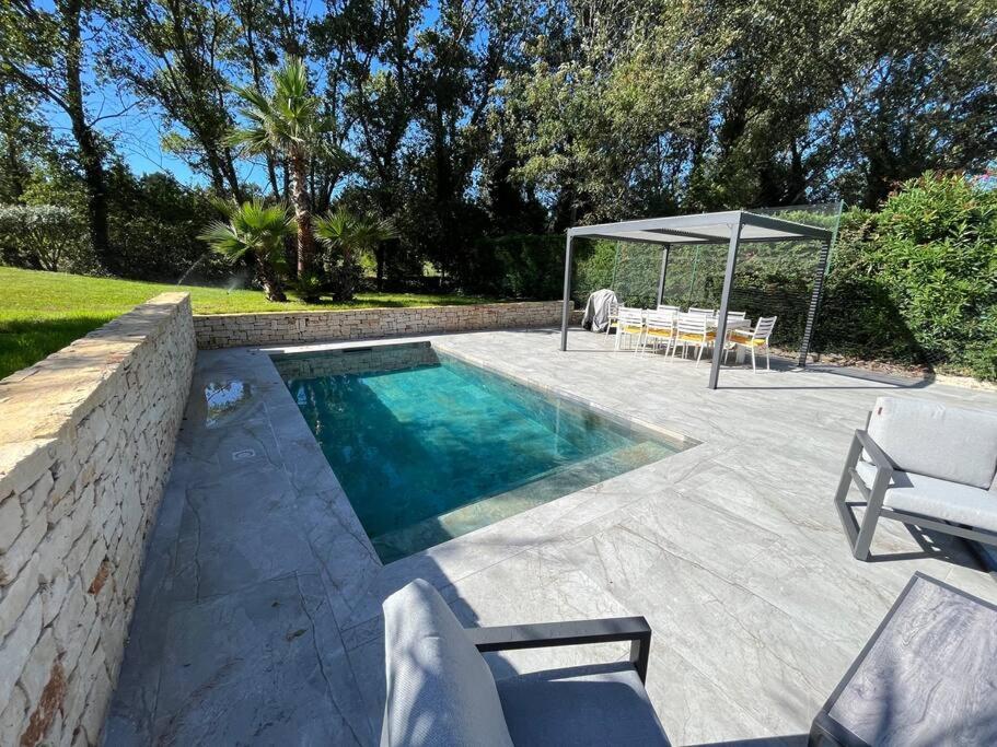 - une piscine avec un kiosque et une terrasse dans l'établissement Villa du Golf, à Montboucher-sur-Jabron