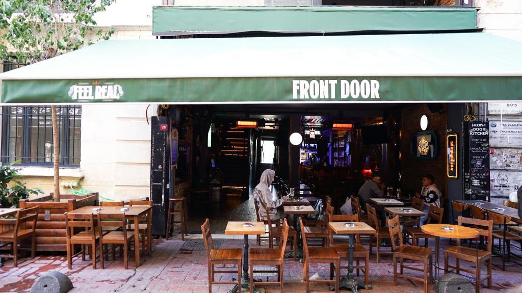 Restoran atau tempat lain untuk makan di Front Door Suites