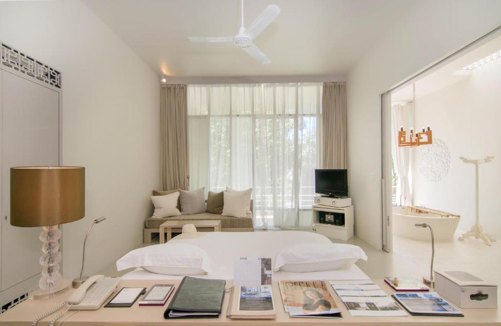 TV a/nebo společenská místnost v ubytování SALA Phuket Mai Khao Beach Resort