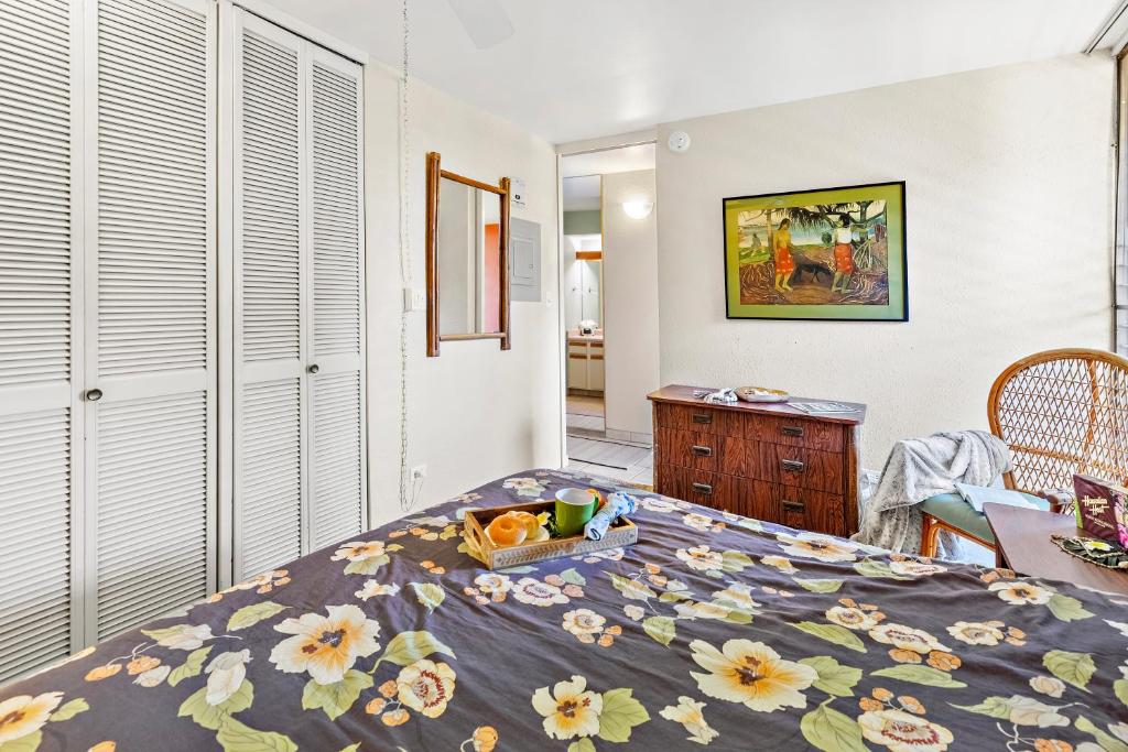 Habitación con cama y bandeja de comida. en Paki Maui 313, en Kahana
