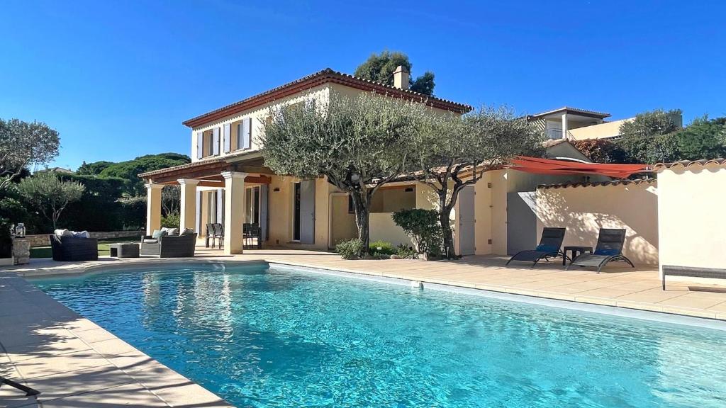 une piscine devant une maison dans l'établissement Villa Les Saquèdes, à Sainte-Maxime