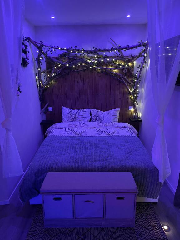 Ένα ή περισσότερα κρεβάτια σε δωμάτιο στο Love Appart'