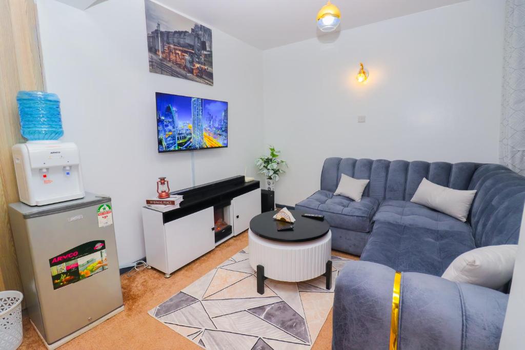 ナイロビにあるInferno Retreat at Royal surburbs by Tsavoのリビングルーム(青いソファ、ピアノ付)