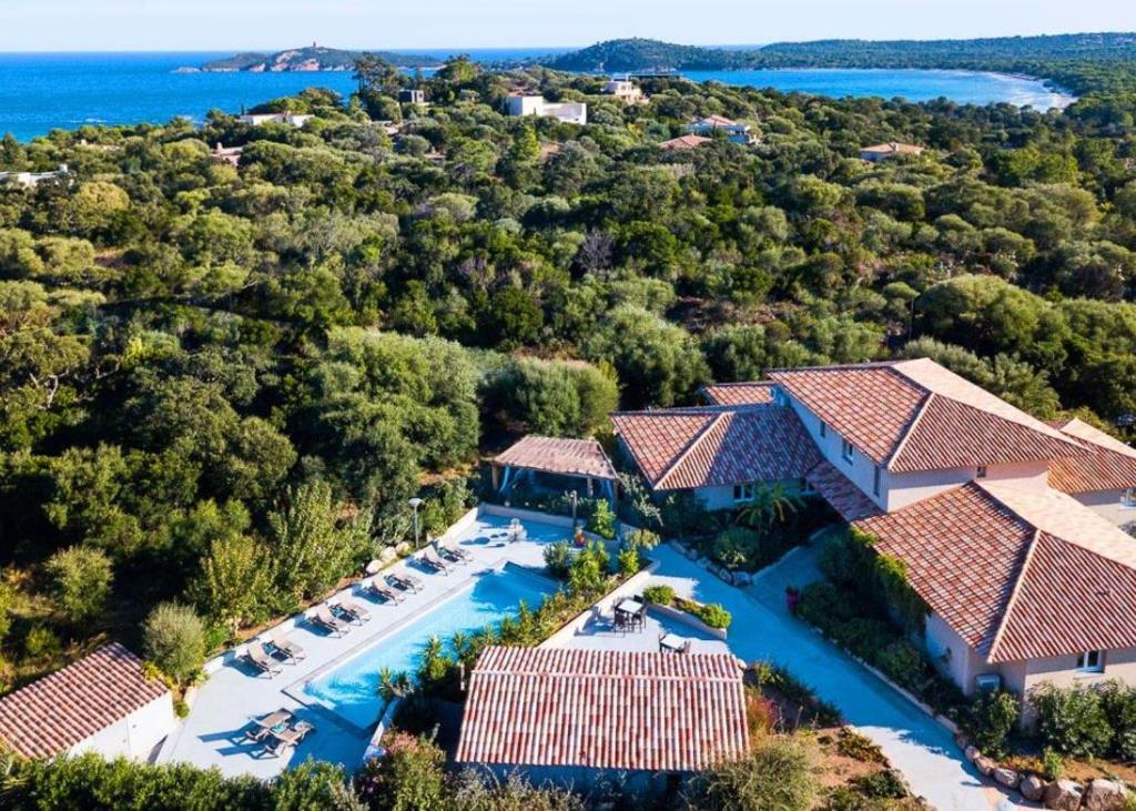 Una vista aérea de un complejo turístico con piscina. en ALTO DI PINARELLO, en Sainte-Lucie de Porto-Vecchio