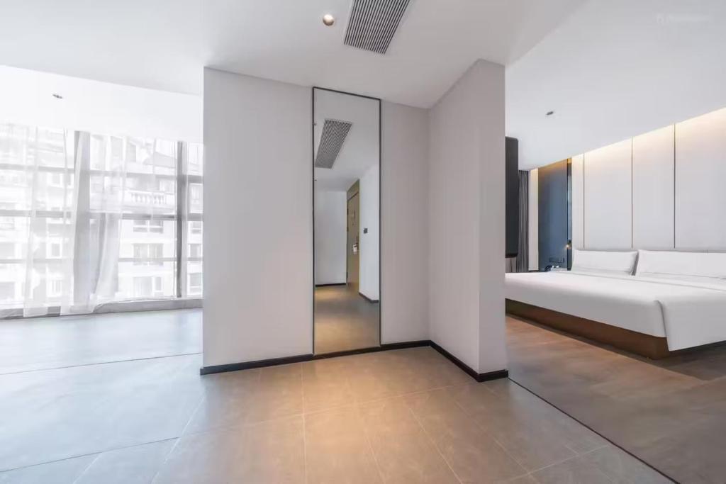 Ένα ή περισσότερα κρεβάτια σε δωμάτιο στο Atour Hotel Nanjing Jiangning Baijia Lake 1912