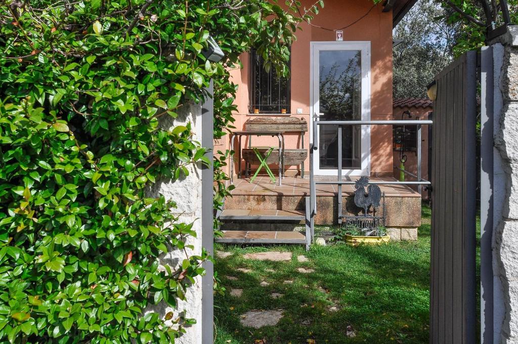 un ingresso a una casa con cancello e scale di Acogedora casa con verde jardín by CABANA Rentals a Ituero y Lama