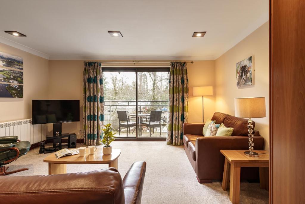 Un televizor și/sau centru de divertisment la Windermere Cottage At Windermere Marina Village