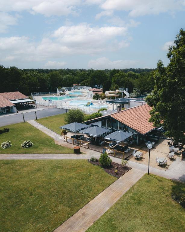 Bazén v ubytování Camping Lou Broustaricq nebo v jeho okolí