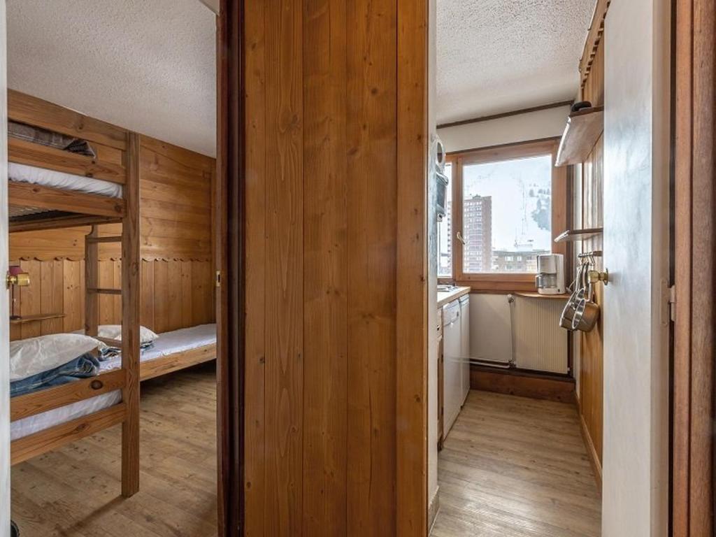 une chambre avec deux lits superposés et une fenêtre dans l'établissement Appartement spacieux, 2 pièces pour 7 pers, proche pistes, animaux admis - FR-1-351-70, à Plagne 1800